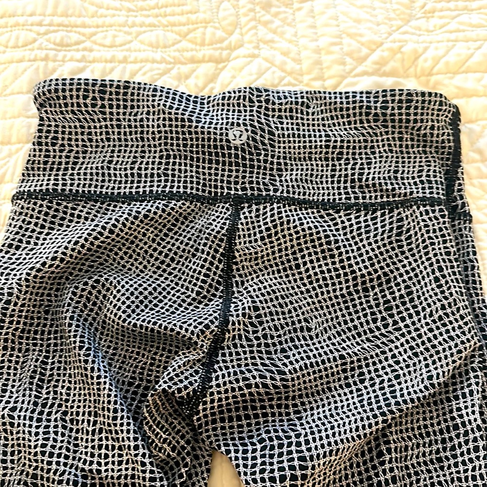 Black and white Lulu lemon leggings -size 4